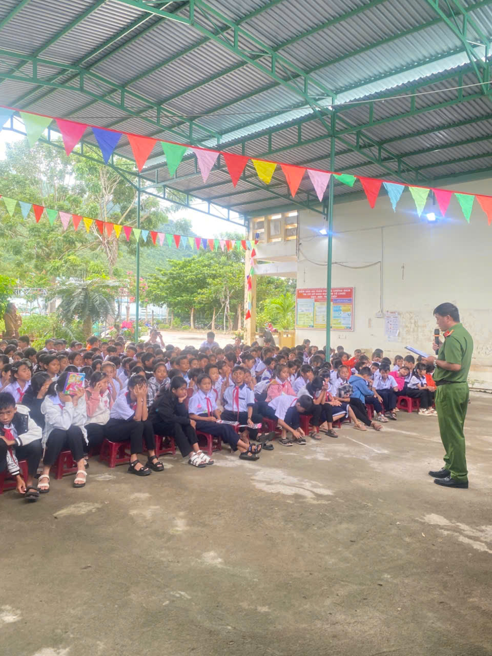 CÔNG AN XÃ SUỐI TRAI PHỐI HỢP TUYÊN TRUYỀN PHÒNG, CHỐNG MA TÚY, BẠO LỰC HỌC ĐƯỜNG, PHÒNG CHÁY CHỮA CHÁY VÀ AN TOÀN GIAO THÔNG