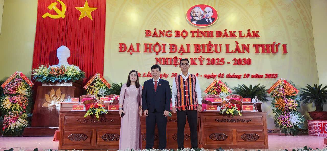 BA ĐẠI BIỂU LÃNH ĐẠO ĐẢNG BỘ XÃ SUỐI TRAI ĐẠI DIỆN CHO HƠN 634 ĐẢNG VIÊN THAM DỰ ĐẠI HỘI ĐẢNG BỘ TỈNH ĐẮK LẮK.