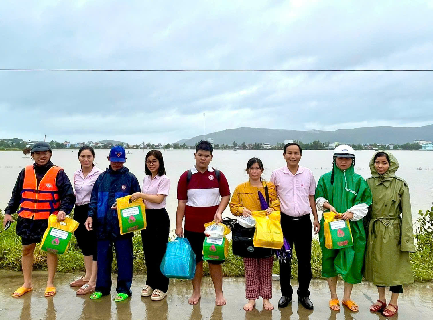 “MỘT NẮM KHI ĐÓI BẰNG MỘT GÓI KHI NO” - PHÒNG GIAO DỊCH NHCSXH SƠN HÒA CHUNG TAY HỖ TRỢ LŨ LỤT