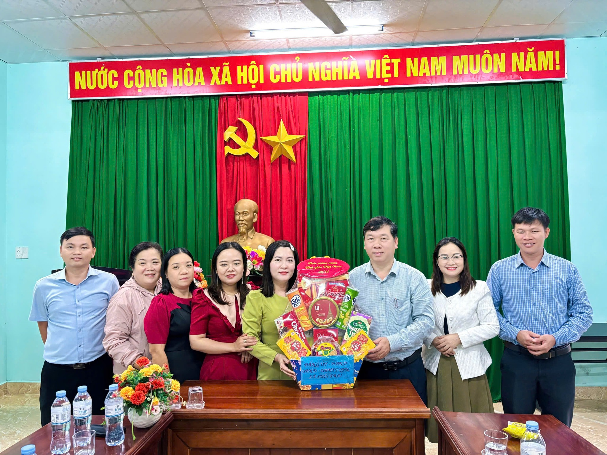 Lãnh đạo xã Suối Trai thăm, chúc mừng Ngày Nhà giáo Việt Nam 20/11 tại các trường học trên địa bàn