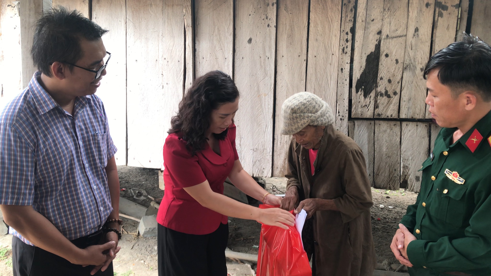 THĂM HỎI, TẶNG QUÀ TẾT CÁC ĐỒNG CHÍ TỪ 30 NĂM TUỔI ĐẢNG TRỞ LÊN