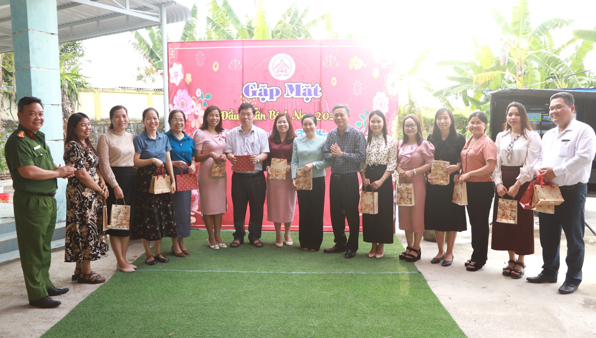 UBND XÃ SUỐI TRAI TỔ CHỨC GẶP MẶT NHÂN NGÀY QUỐC TẾ PHỤ NỮ 8/3