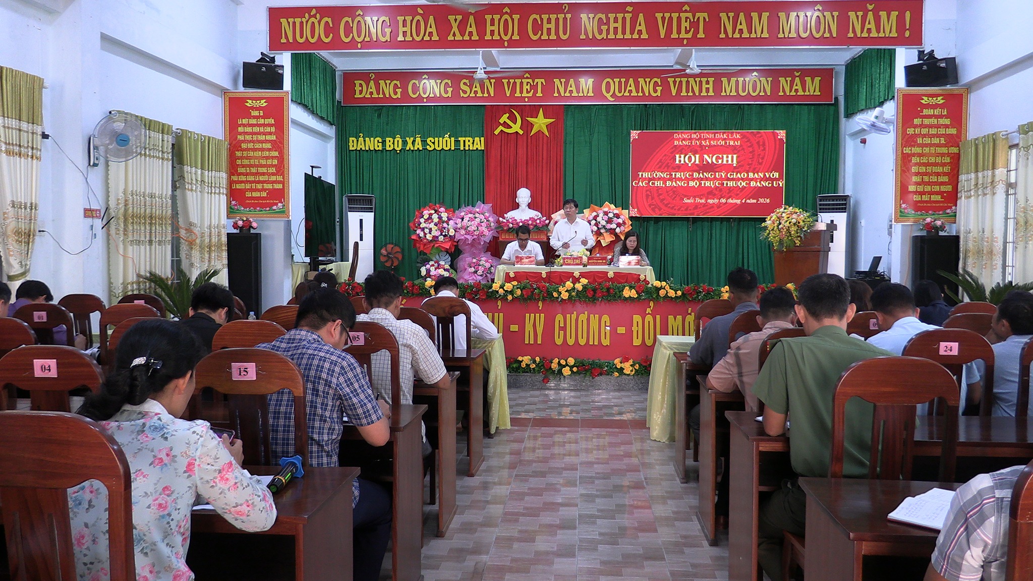 HỘI NGHỊ GIAO BAN THƯỜNG TRỰC ĐẢNG ỦY XÃ SUỐI TRAI VỚI CÁC CHI, ĐẢNG BỘ TRỰC THUỘC