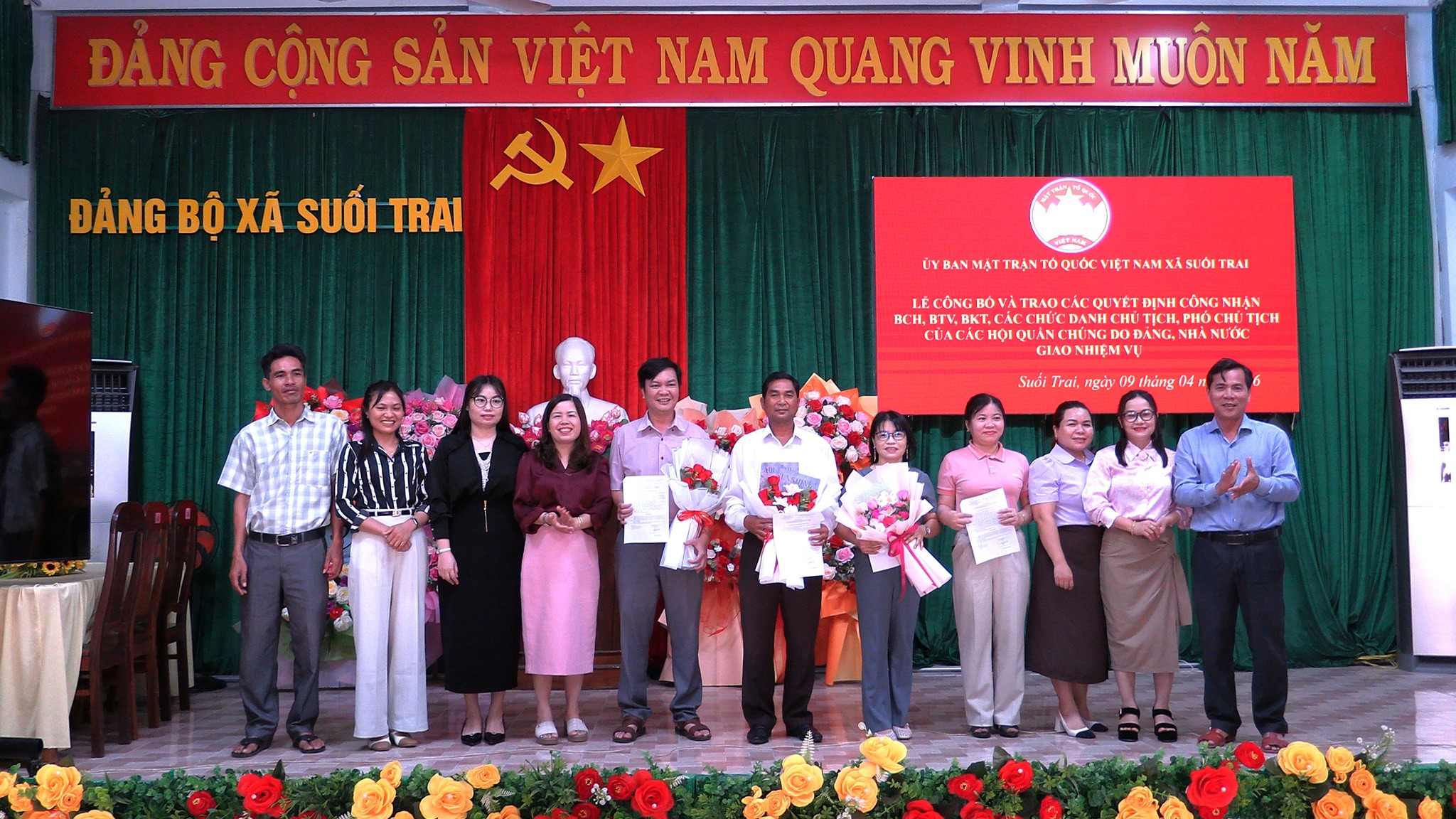 Ễ CÔNG BỐ VÀ TRAO CÁC QUYẾT ĐỊNH CÔNG NHẬN BCH, BTV, BKT, CÁC CHỨC DANH CHỦ TỊCH, PHÓ CHỦ TỊCH CỦA CÁC HỘI QUẦN CHÚNG DO ĐẢNG VÀ NHÀ NƯỚC GIAO NHIỆM VỤ