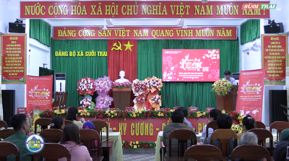 NGÂN HÀNG AGRIBANK CHI NHÁNH SƠN HÒA - PHÚ YÊN THĂM, TẶNG QUÀ CHO CÁC HỘ GIA ĐÌNH CÓ HOÀN CẢNH KHÓ KHĂN TẠI XÃ SUỐI TRAI.