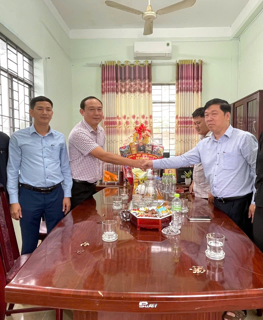 ĐOÀN CÔNG TÁC XÃ VÂN HÒA, SÔNG HINH THĂM, TẶNG QUÀ VÀ CHÚC TẾT ĐẢNG BỘ, CHÍNH QUYỀN VÀ NHÂN DÂN XÃ SUỐI TRAI.