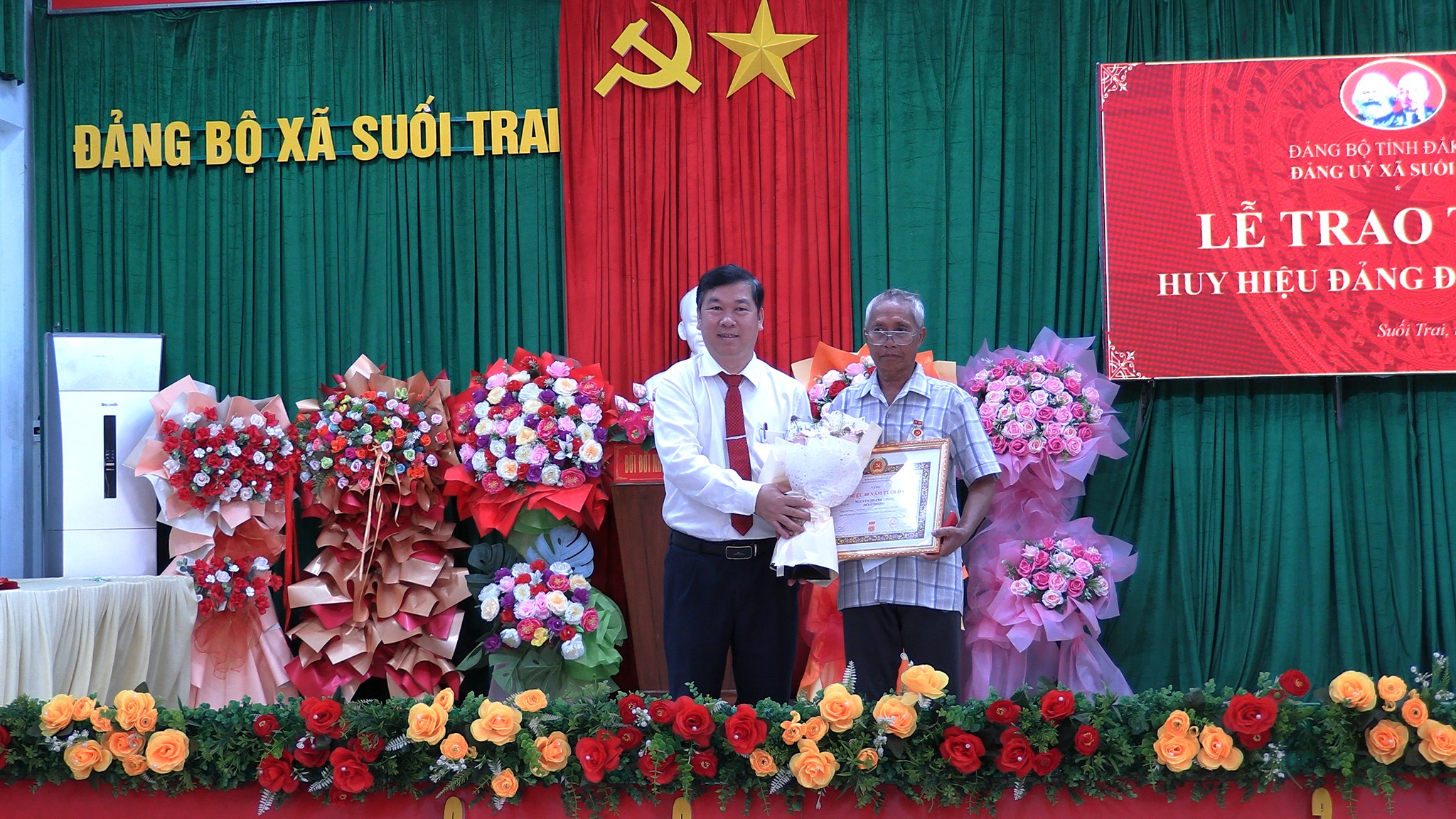ĐẢNG ỦY XÃ SUỐI TRAI TỔ CHỨC LỄ TRAO TẶNG HUY HIỆU 40 NĂM TUỔI ĐẢNG