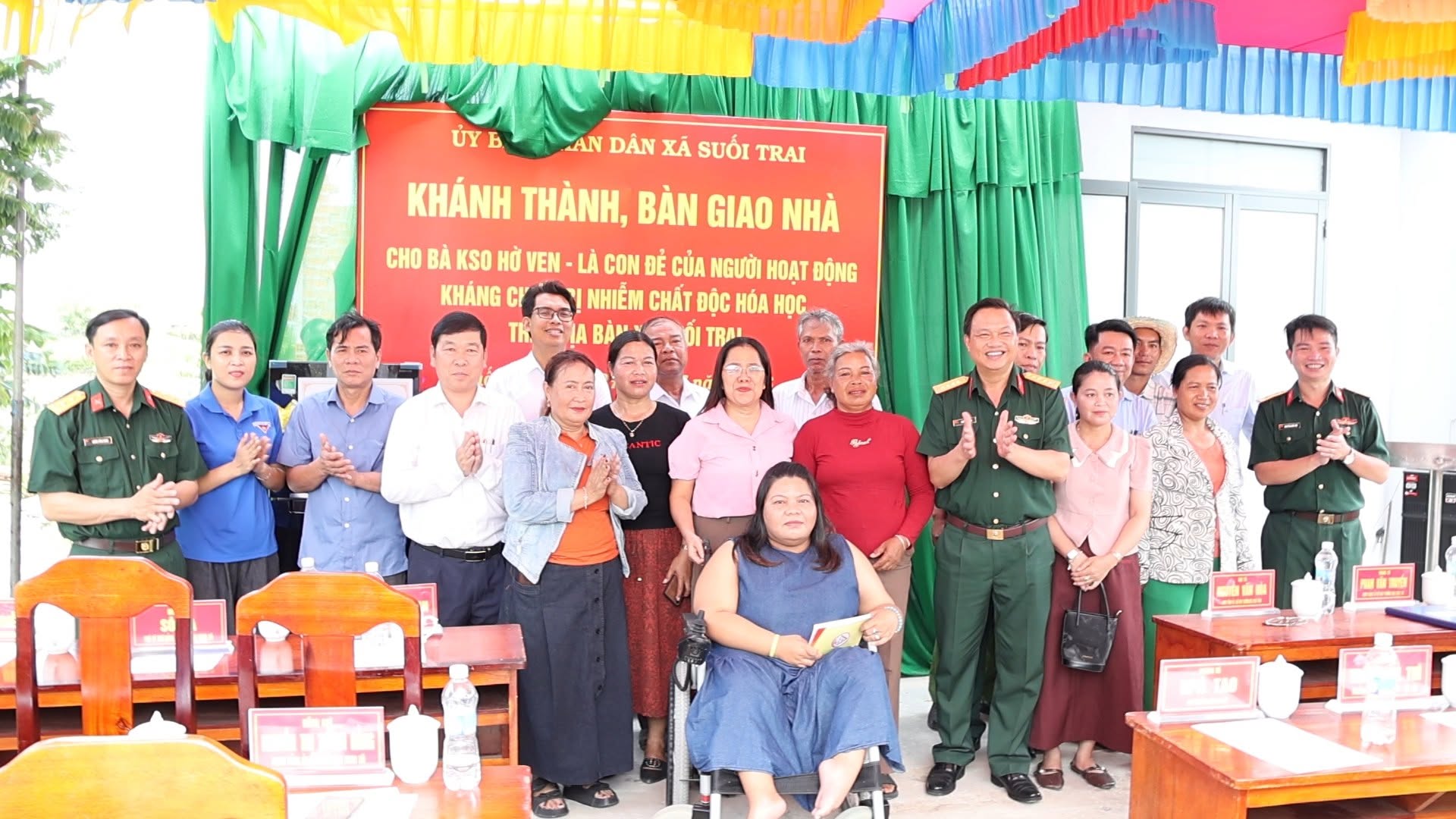 BÀN GIAO NHÀ TÌNH NGHĨA CHO GIA ĐÌNH CHÍNH SÁCH LÀ CON ĐẺ CỦA NGƯỜI HOẠT ĐỘNG KHÁNG CHIẾN BỊ NHIỄM CHẤT ĐỘC HÓA HỌC