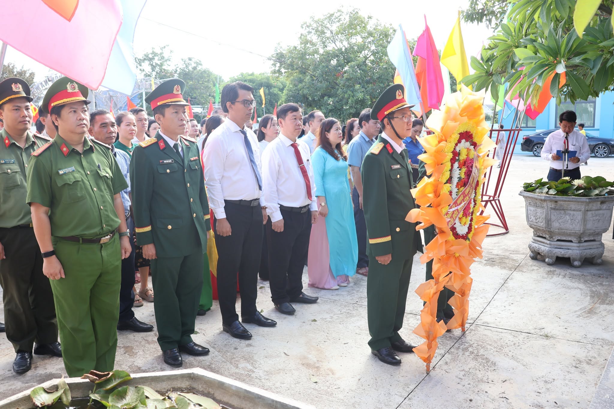 SUỐI TRAI TỔ CHỨC LỄ DÂNG HƯƠNG, ĐẶT VÒNG HOA TẠI NHÀ BIA GHI CÔNG LIỆT SĨ NHÂN DỊP QUỐC KHÁNH 2/9