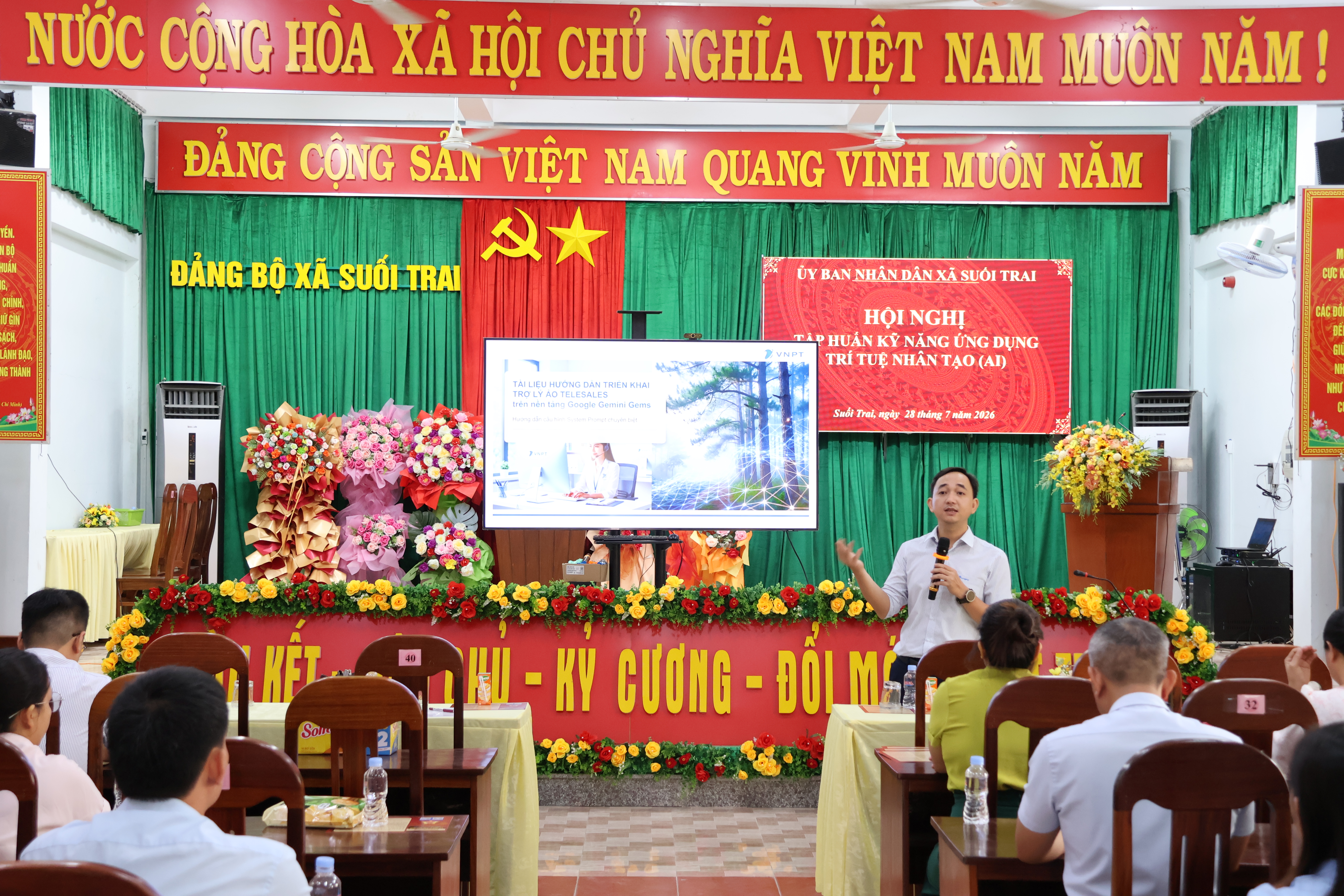XÃ SUỐI TRAI TỔ CHỨC HỘI NGHỊ TẬP HUẤN KỸ NĂNG ỨNG DỤNG TRÍ TUỆ NHÂN TẠO (AI)
