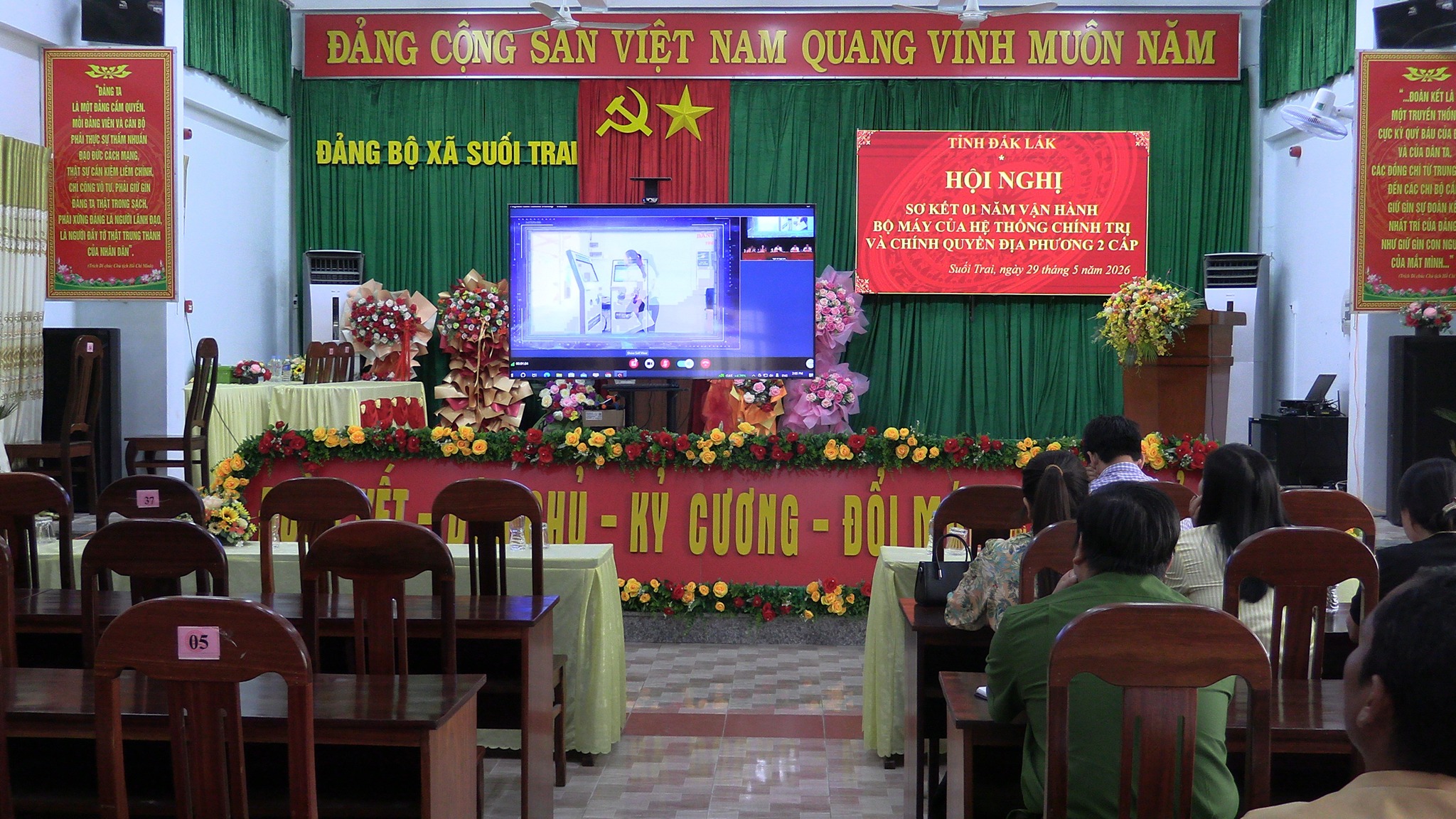 XÃ SUỐI TRAI THAM DỰ HỘI NGHỊ TRỰC TUYẾN SƠ KẾT 01 NĂM VẬN HÀNH CHÍNH QUYỀN ĐỊA PHƯƠNG 02 CẤP TỈNH ĐẮK LẮK