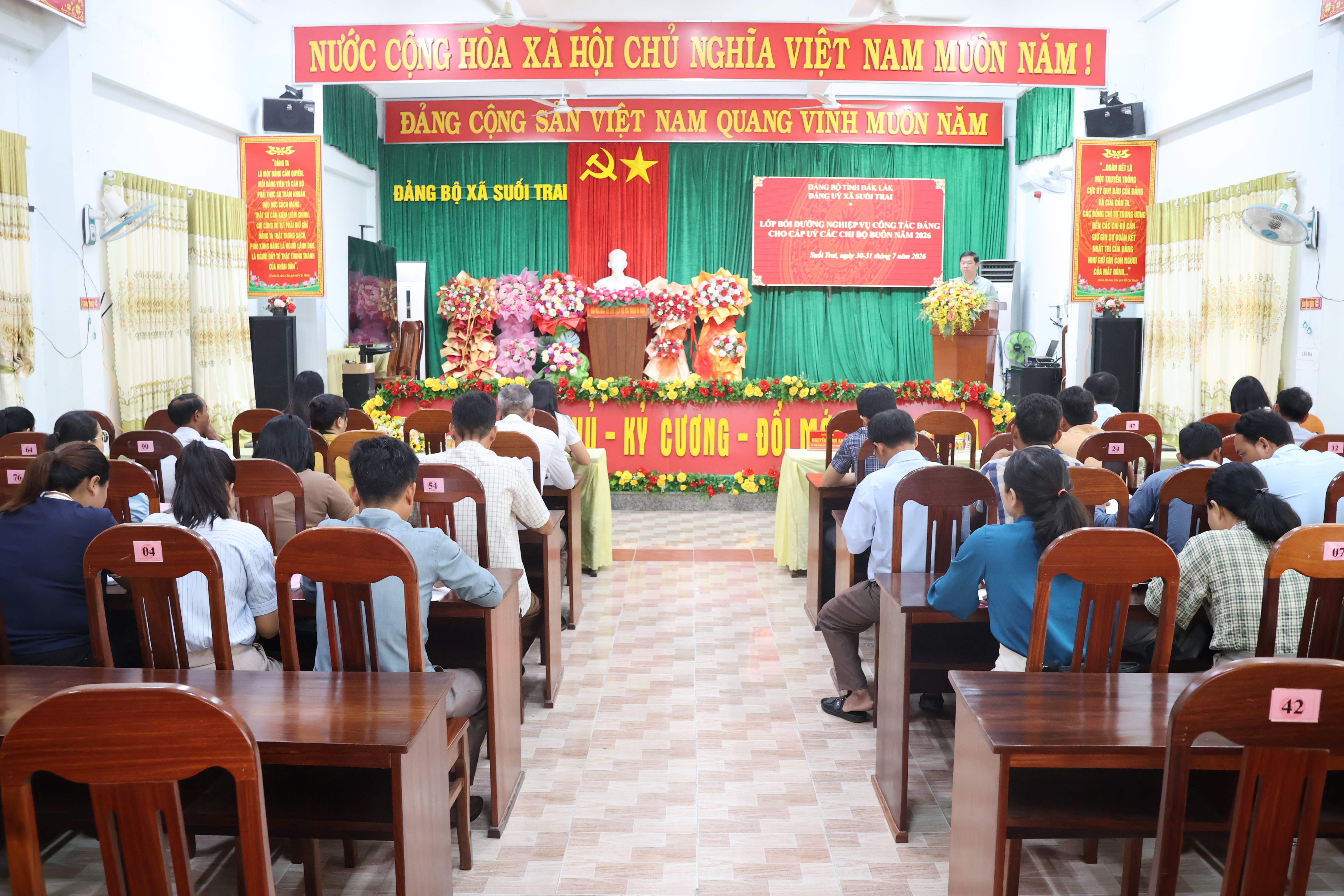 ĐẢNG ỦY XÃ SUỐI TRAI KHAI GIẢNG LỚP BỒI DƯỠNG NGHIỆP VỤ CÔNG TÁC ĐẢNG NĂM 2026