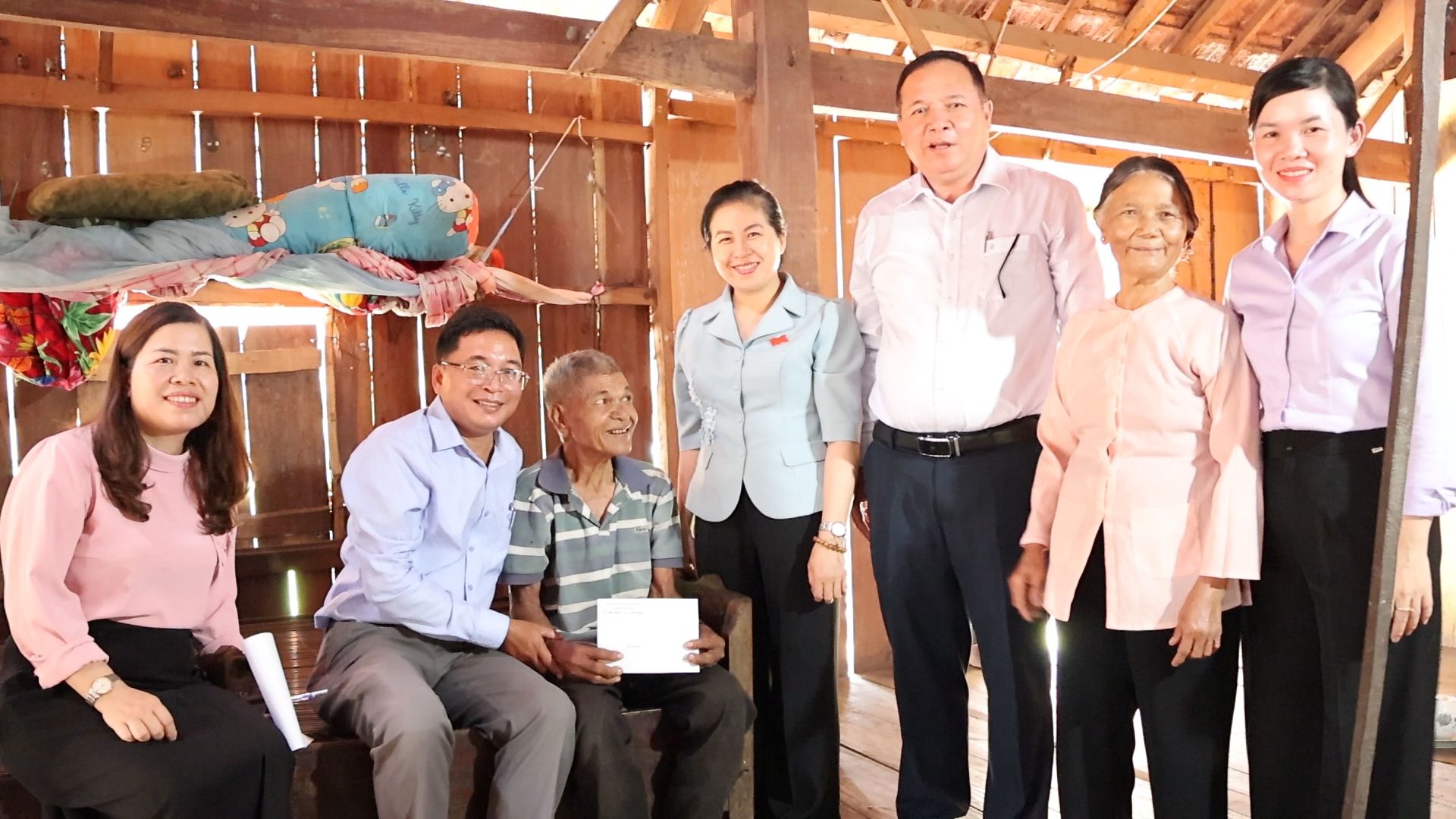 TỔ ĐẠI BIỂU SỐ 4 HĐND TỈNH ĐẮK LẮK TRAO QUÀ CỦA PHÓ CHỦ TỊCH QUỐC HỘI CHO NGƯỜI CÓ CÔNG TẠI XÃ SUỐI TRAI