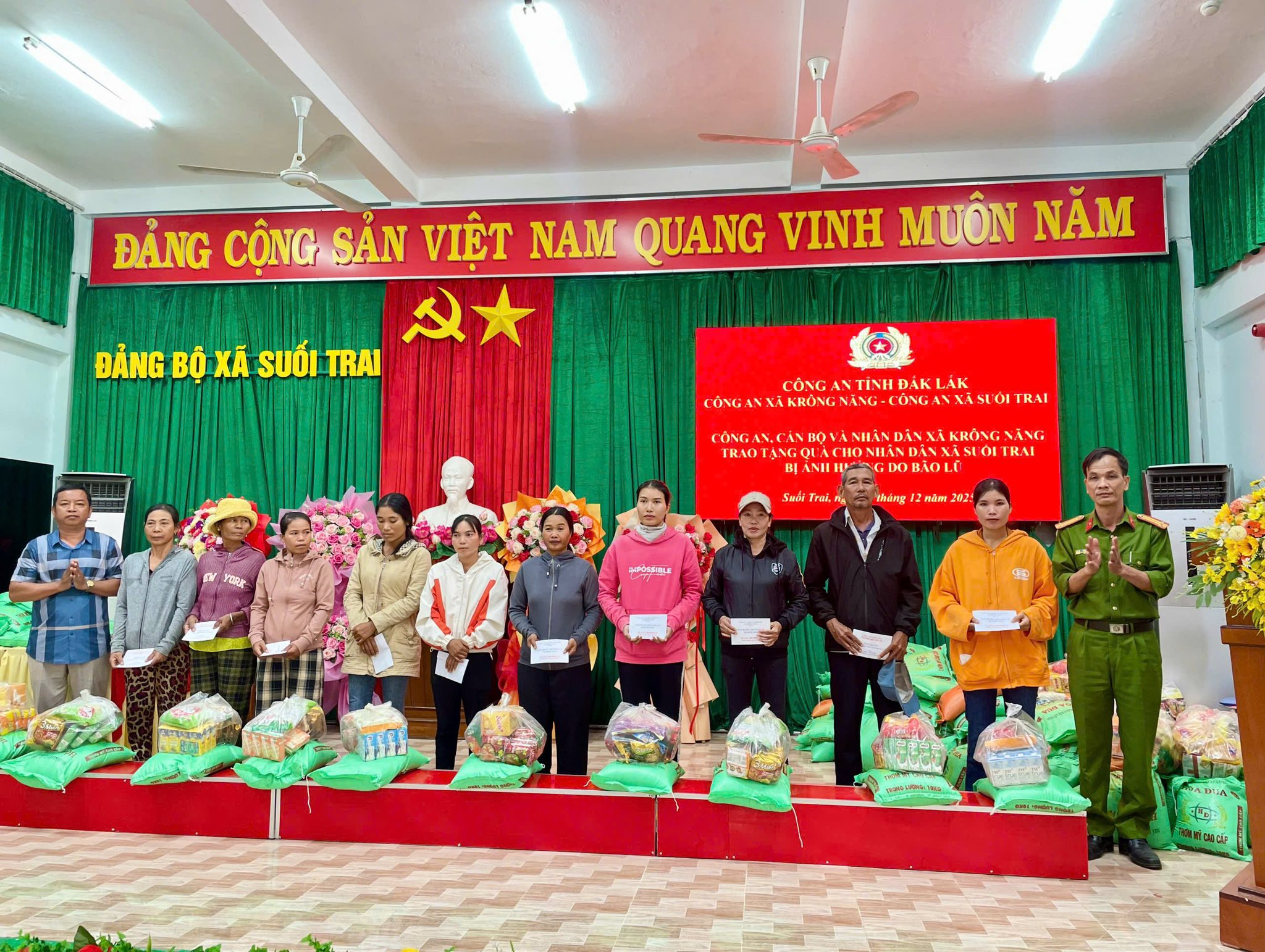 TRAO TẶNG 150 SUẤT QUÀ HỖ TRỢ  CÁC HỘ DÂN CÓ HOÀN CẢNH KHÓ KHĂN TRÊN ĐỊA BÀN XÃ SUỐI TRAI.