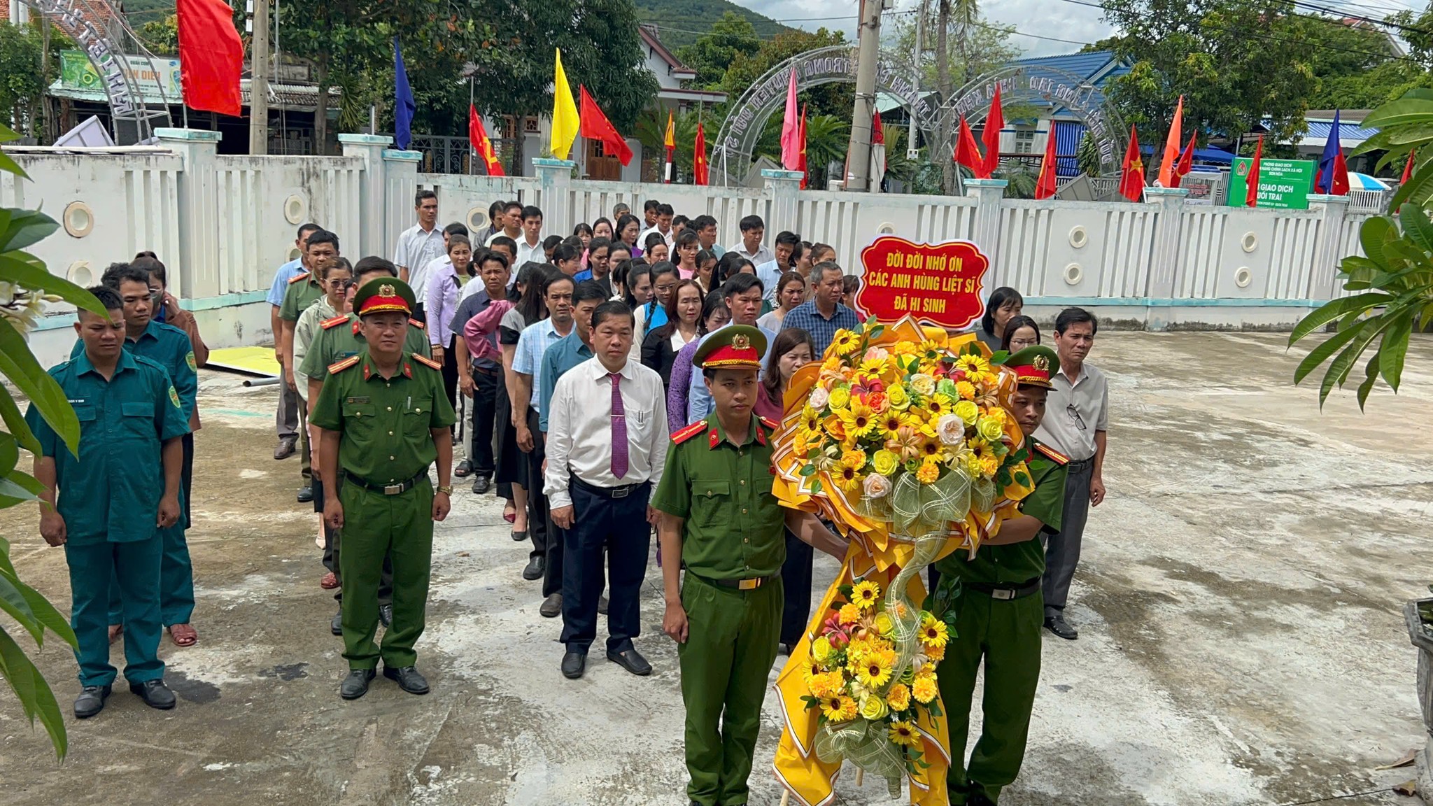Lễ viếng và dâng hương tại Nhà bia tưởng niệm anh hùng Liệt sĩ của xã