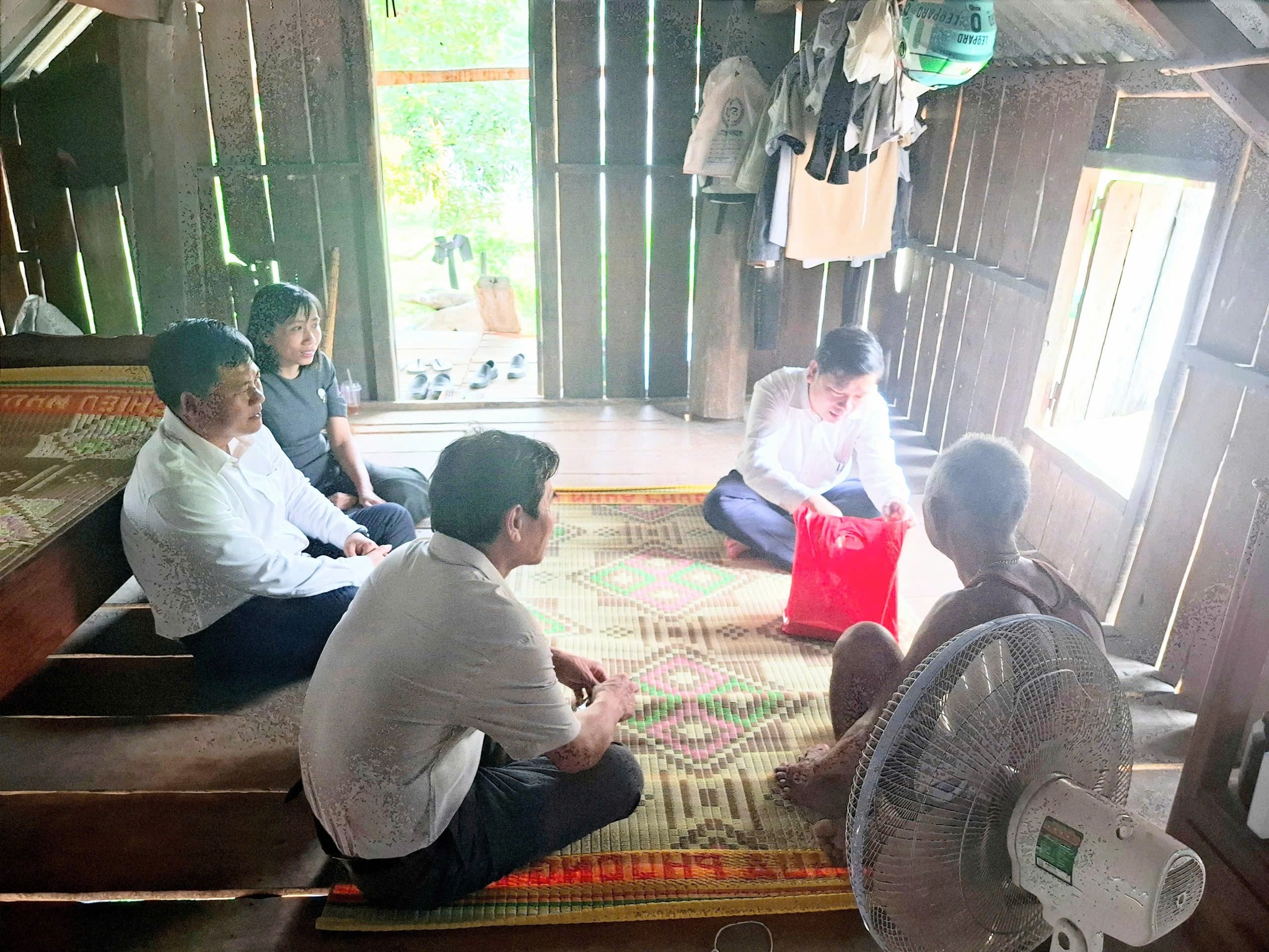 LÃNH ĐẠO ĐỊA PHƯƠNG THĂM, TẶNG QUÀ CÁC GIA ĐÌNH CHÍNH SÁCH NHÂN DỊP 80 NĂM CÁCH MẠNG THÁNG TÁM VÀ QUỐC KHÁCH 2/9.