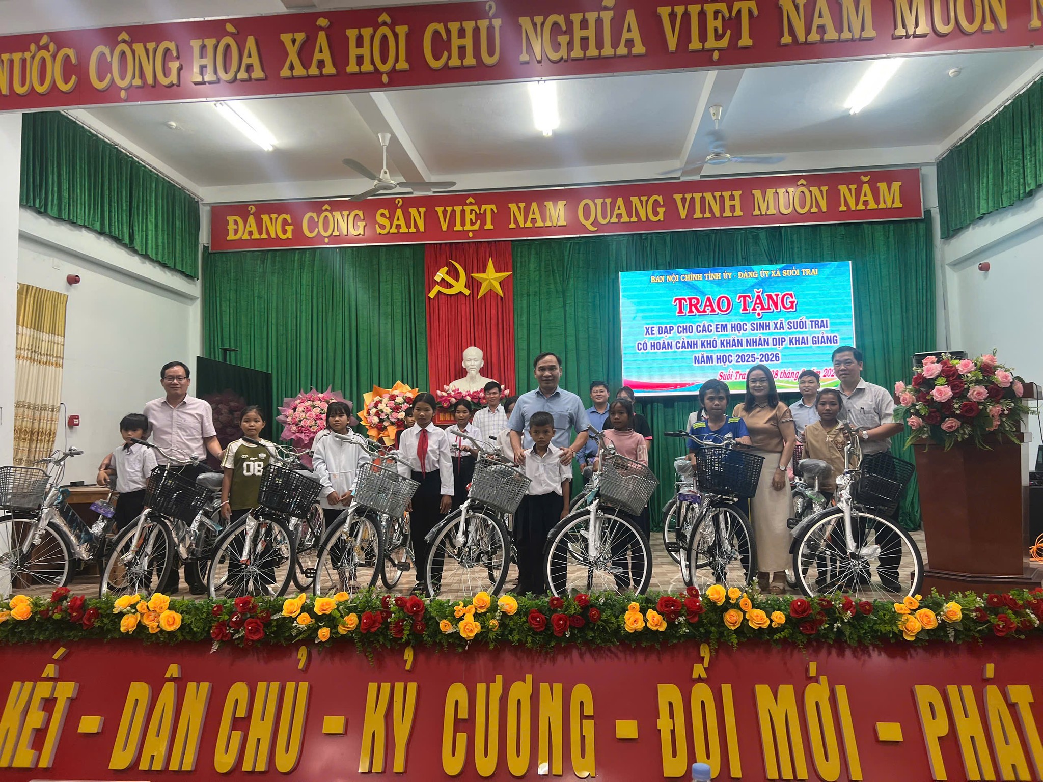 Chương trình trao tặng xe đạp cho các em học sinh có hoàn cảnh khó khăn nhưng luôn nỗ lực vươn lên trong học tập
