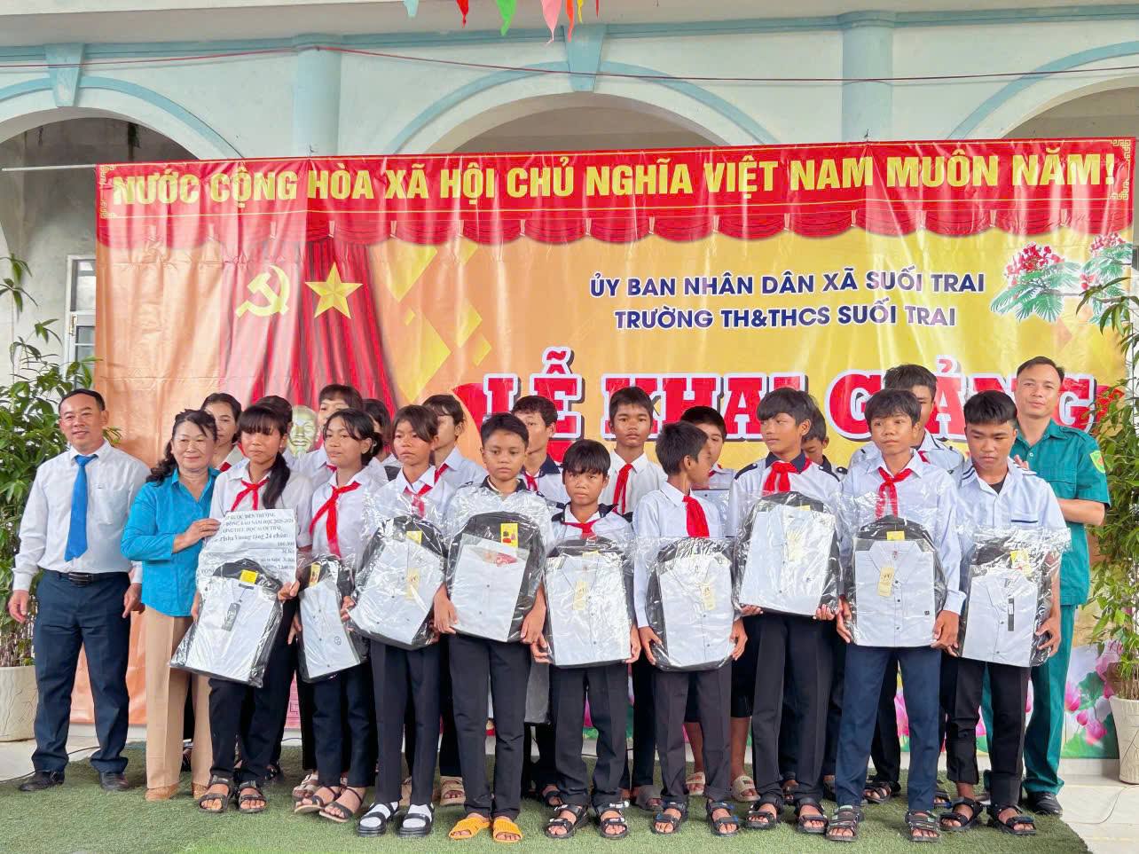 LÃNH ĐẠO ĐẢNG ỦY, HĐND, UBND, UB MTTQVN VÀ CÁC TỔ CHỨC CHÍNH TRỊ XÃ HỘI VỀ DỰ LỄ KHAI GIẢNG NĂM HỌC MỚI.