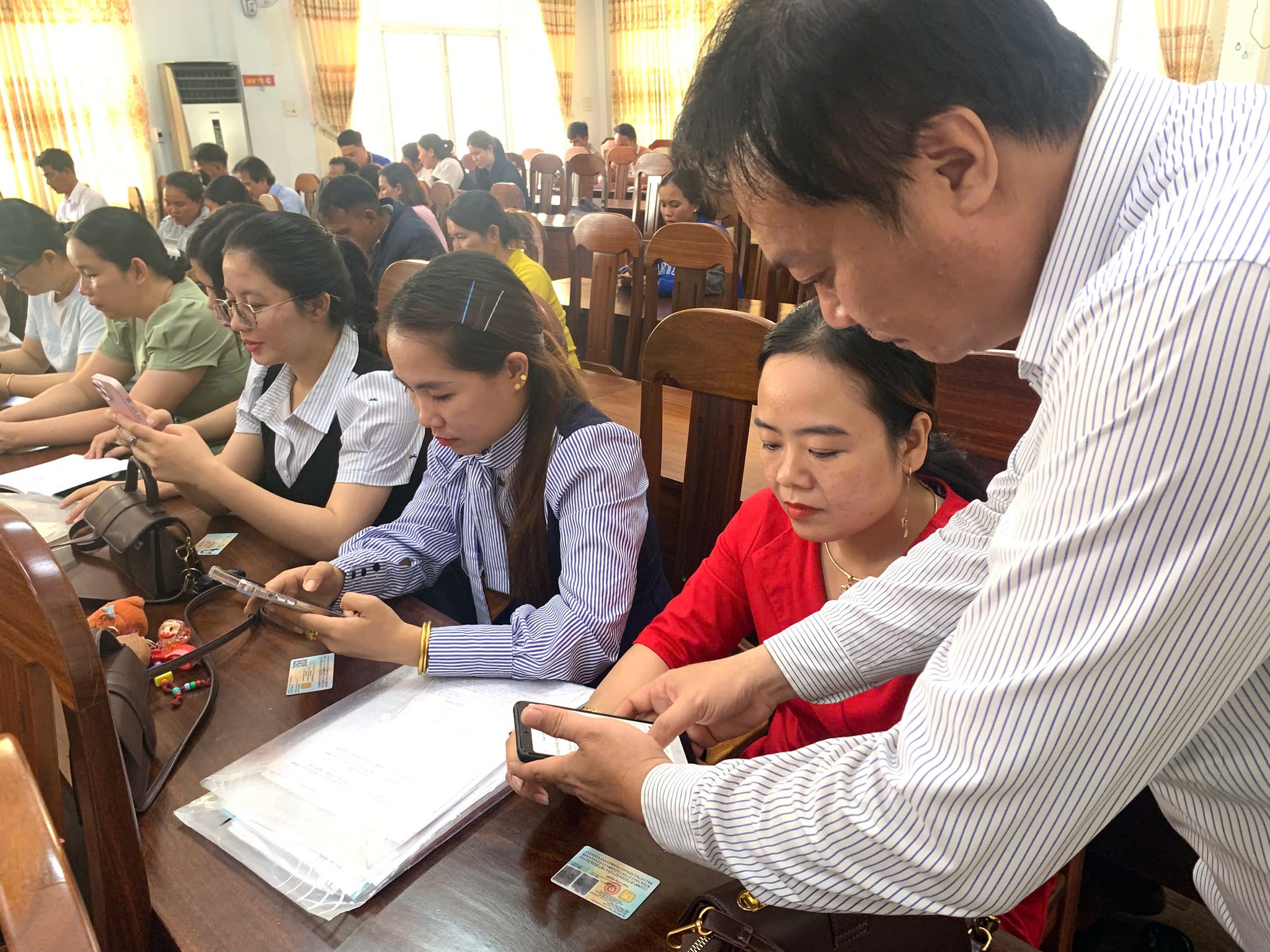 UBND XÃ SUỐI TRAI TỔ CHỨC TẬP HUẤN CÀI ĐẶT VÀ SỬ DỤNG ỨNG DỤNG SỐ