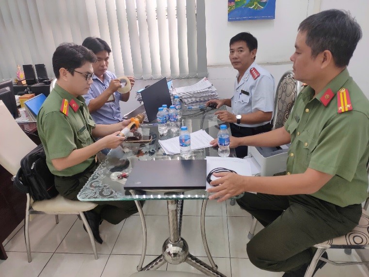 Tài liệu tuyên truyền: Không sản xuất, nhập khẩu, kinh doanh, sử dụng micro không dây có tần số hoạt động không đúng quy định)