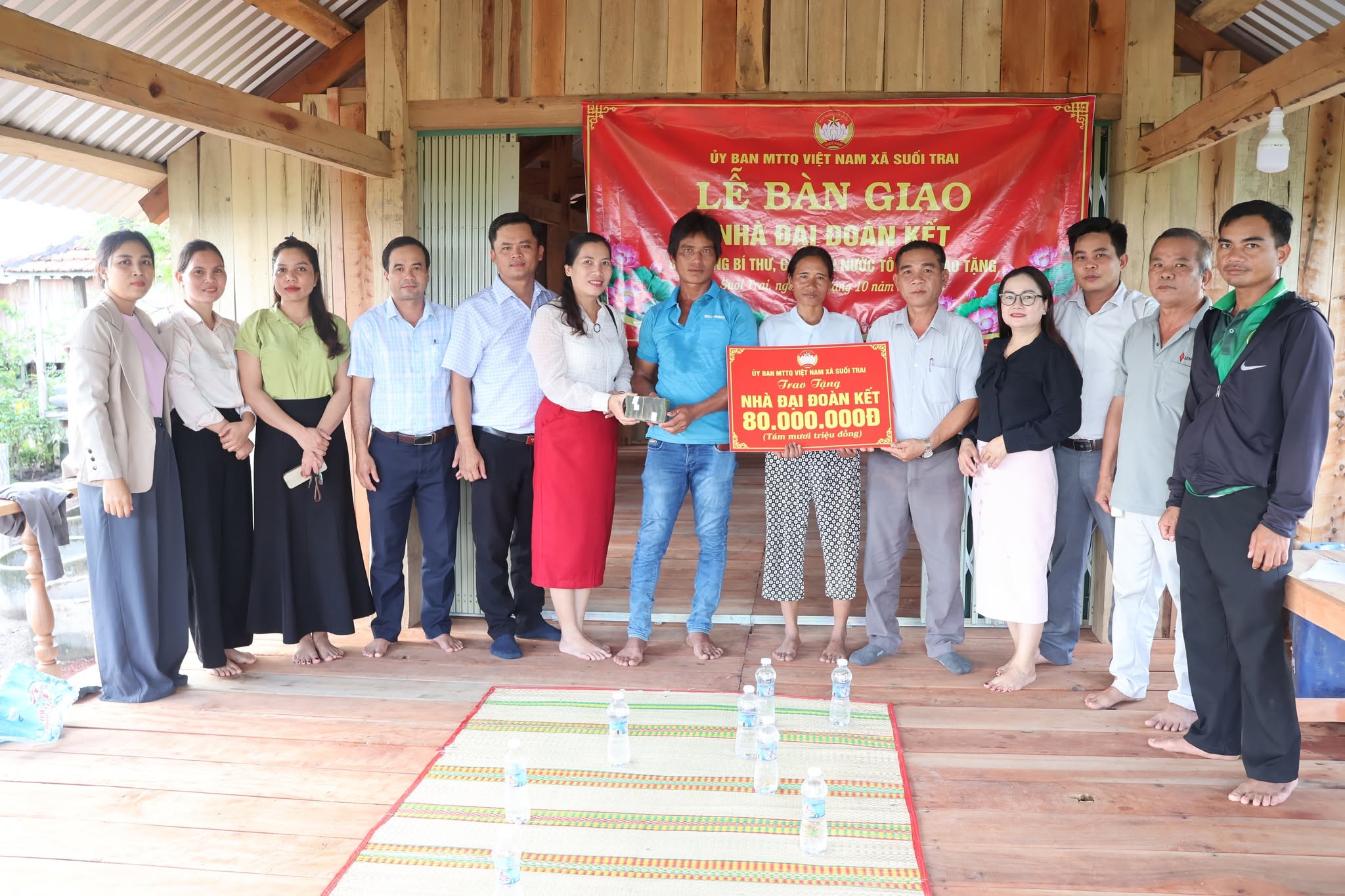 SUỐI TRAI: BÀN GIAO 3 CĂN NHÀ ĐẠI ĐOÀN KẾT, TIẾP THÊM ĐỘNG LỰC CHO HỘ NGHÈO AN CƯ, LẠC NGHIỆP.