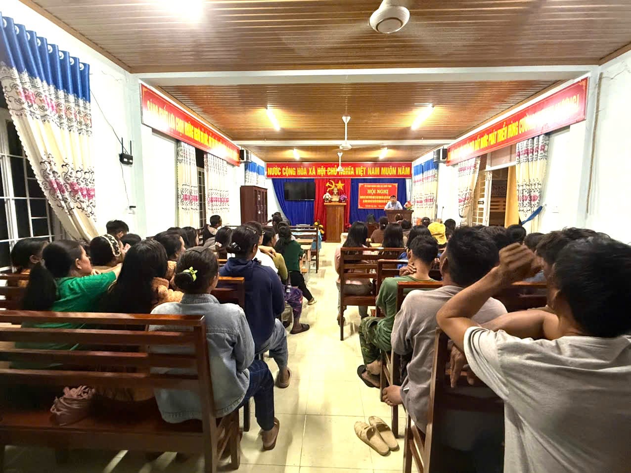 XÃ SUỐI TRAI TĂNG CƯỜNG TUYÊN TRUYỀN PHÁP LUẬT VỀ ĐẤT ĐAI, HÔN NHÂN VÀ GIA ĐÌNH TẠI 7 BUÔN