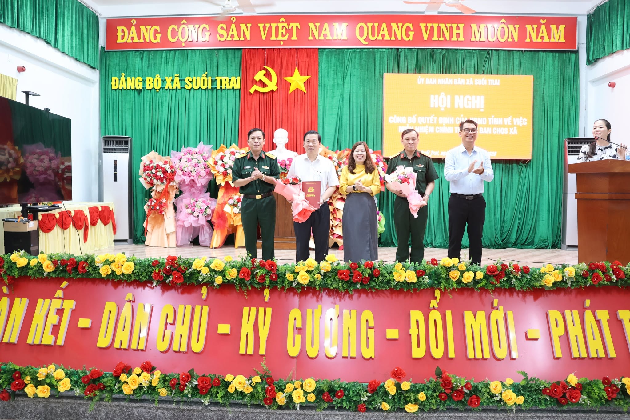 CÔNG BỐ QUYẾT ĐỊNH CỦA UBND TỈNH VỀ VIỆC MIỄN NHIỆM CHÍNH TRỊ VIÊN BAN CHỈ HUY QUÂN SỰ XÃ