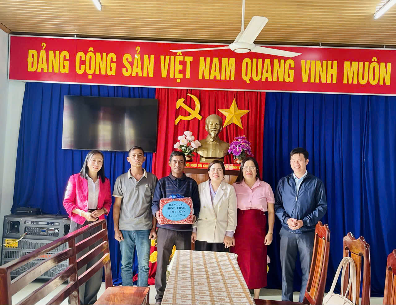 THĂM HỎI, TẶNG QUÀ TẾT CÁC ĐỒNG CHÍ TỪ 30 NĂM TUỔI ĐẢNG TRỞ LÊN