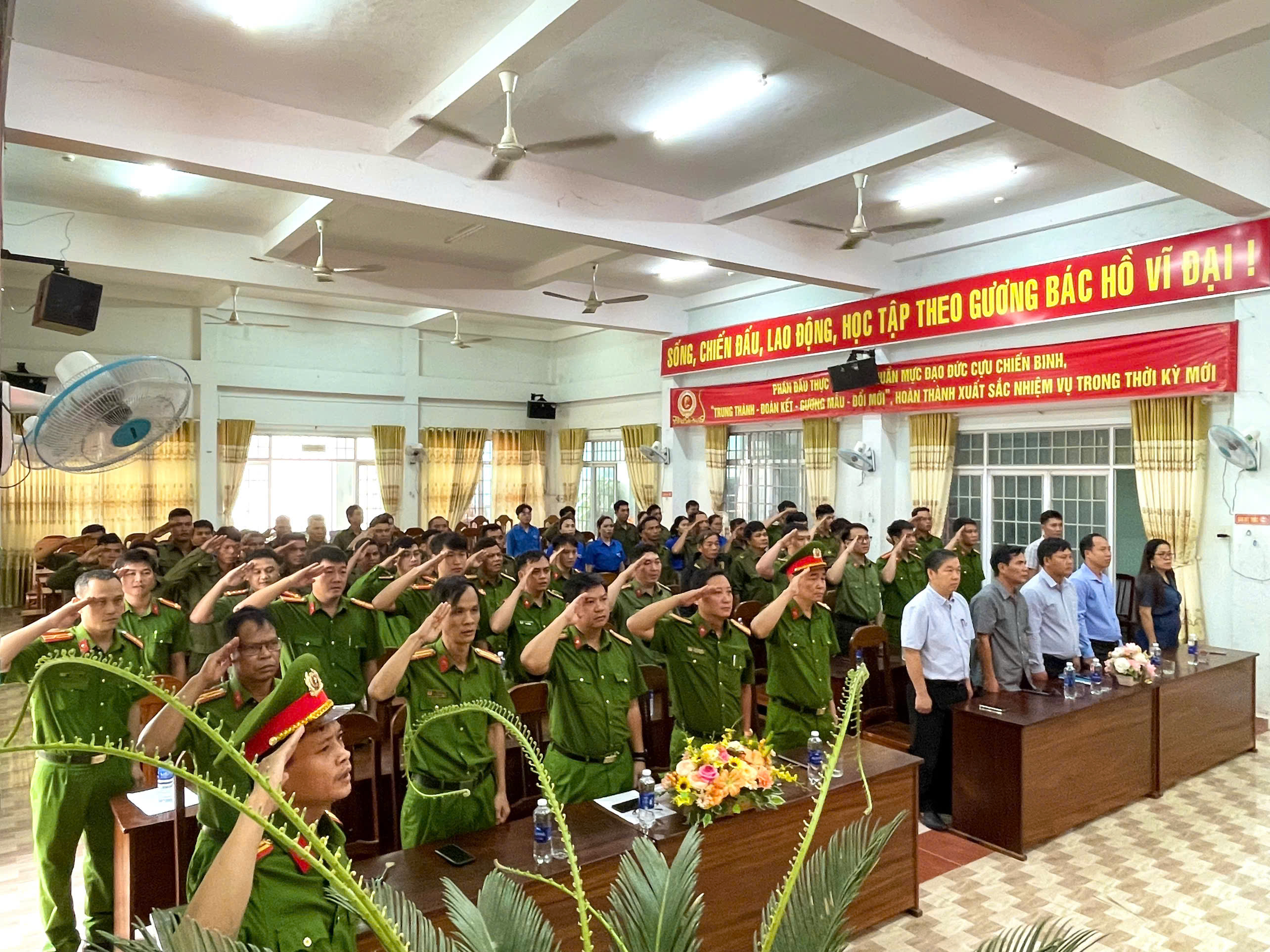 Công an xã Suối Trai ra quân cao điểm tấn công, trấn áp tội phạm, bảo đảm an ninh trật tự phục vụ các sự kiện chính trị quan trọng